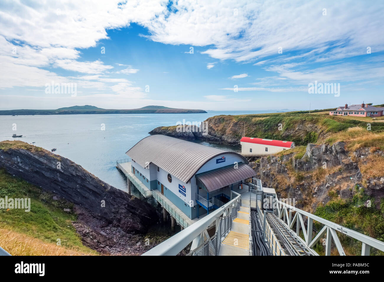 Il vecchio e il nuovo RNLI scialuppa di salvataggio stazioni a St Justinians, vicino a St Davids, Pembrokeshire, West Wales Foto Stock