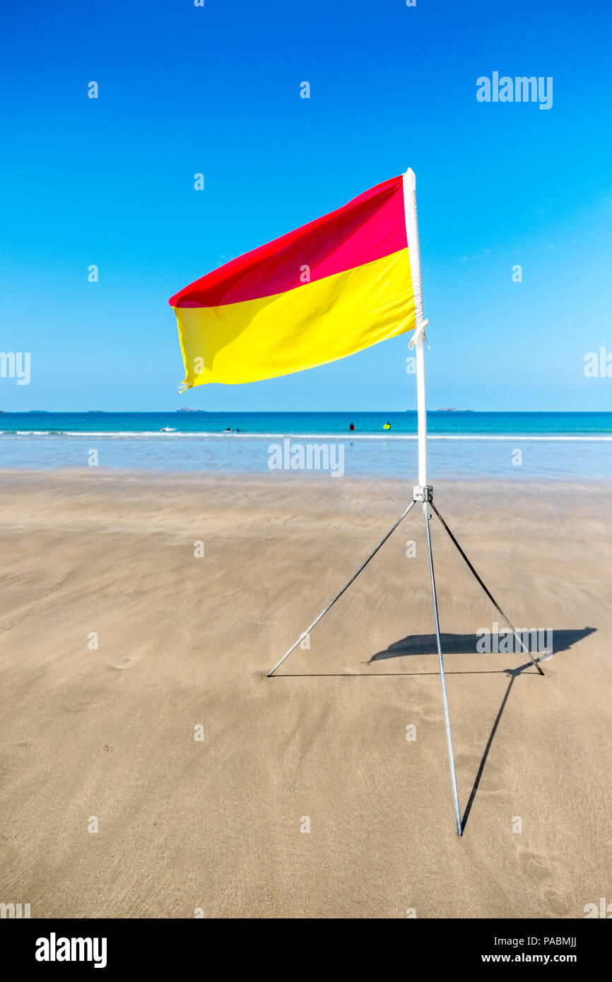 Bagnino di salvataggio sicuro della bandiera di balneazione sulla spiaggia Whitesands in Il Pembrokeshire Coast National Park Foto Stock