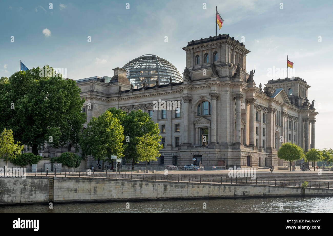 Il Reichstag (1884-1894 e 1995-1999) & fiume Spree Berlino Germania Foto Stock