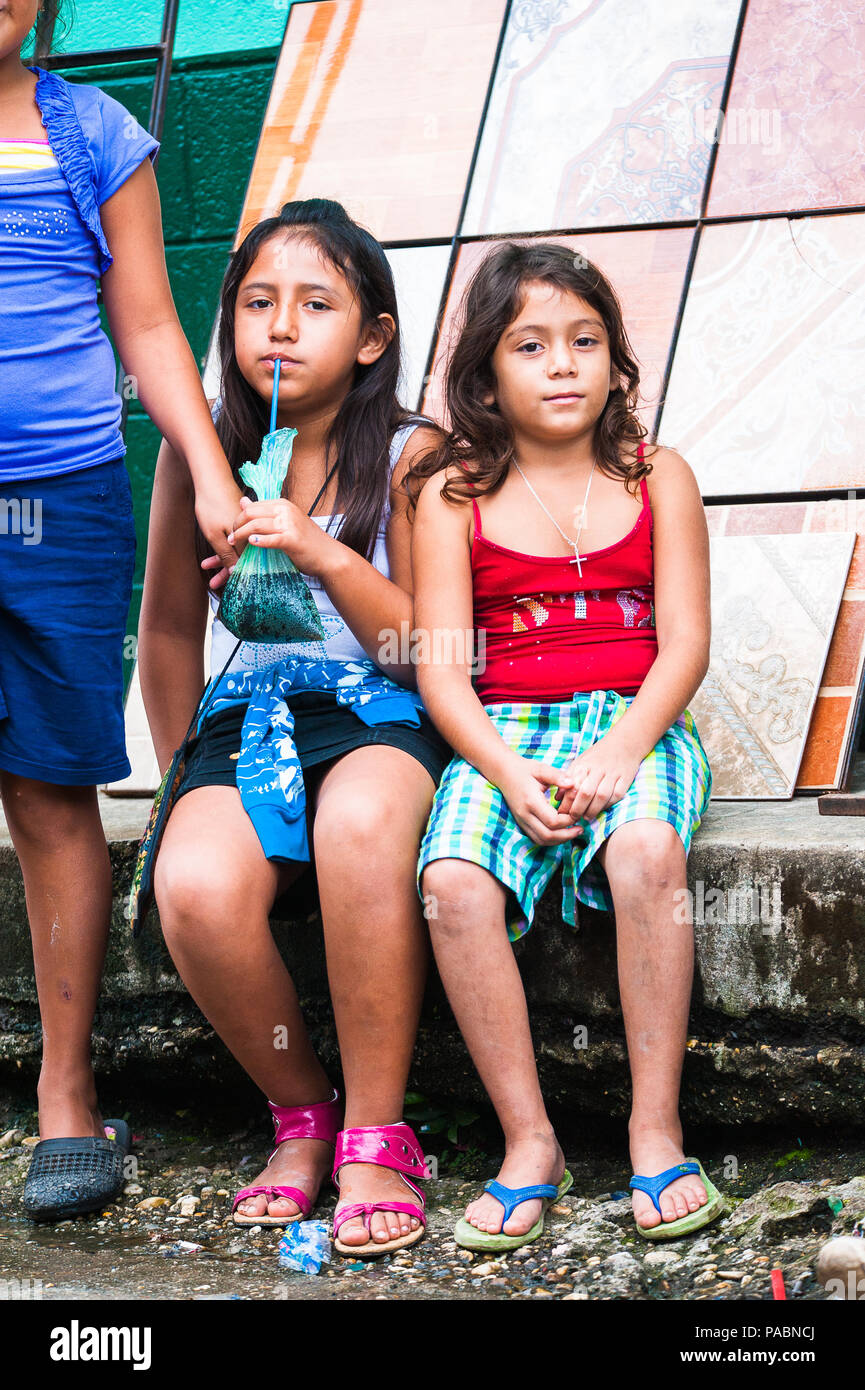 Città del Guatemala, Guatemala - 3 gennaio 2012: Ritratto di due  unidentified belle ragazze giocare all'aperto in Guatemala. 59,4% della  popolazione del Guatemala bel Foto stock - Alamy