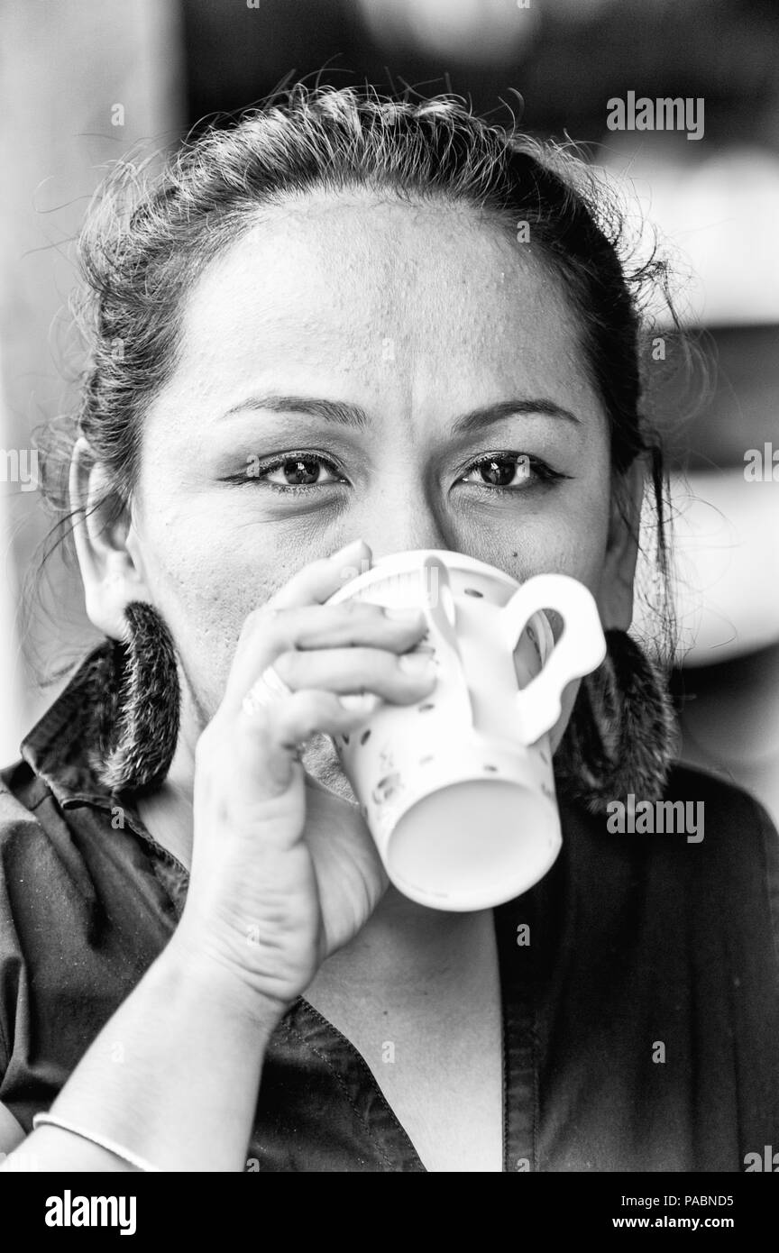 Città del Guatemala, Guatemala - 3 gennaio 2012: Ritratto di un non ben identificato bella ragazza avente una tazza di caffè in Guatemala. 59,4% della popolazione del Guatemala Foto Stock