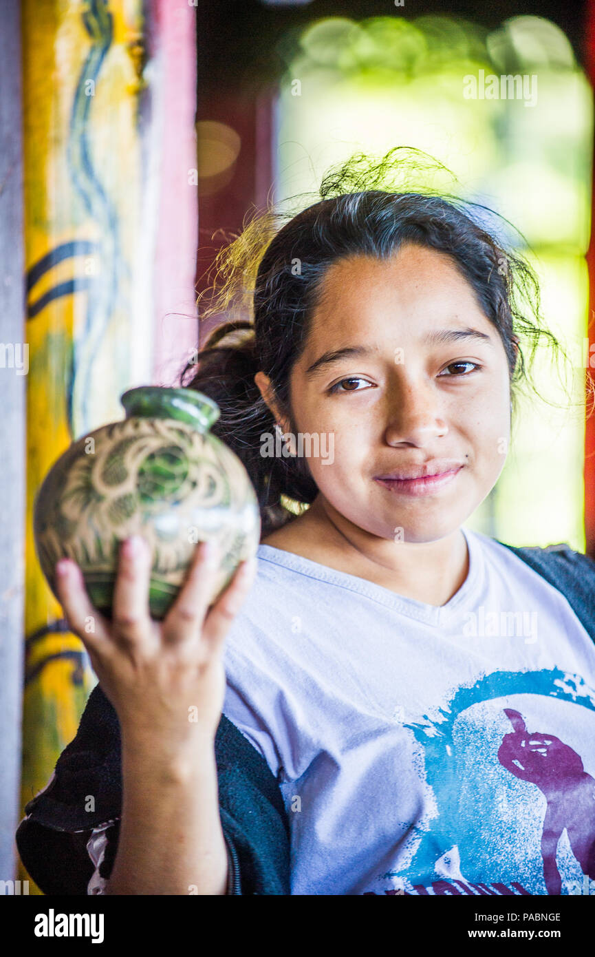 MANAGUA, NICARAGUA - Jan 6, 2012: Non identificato ragazza Nicaraguense. Il 69% delle persone Nicaranguan appartengono al Mestizo gruppo etnico Foto Stock