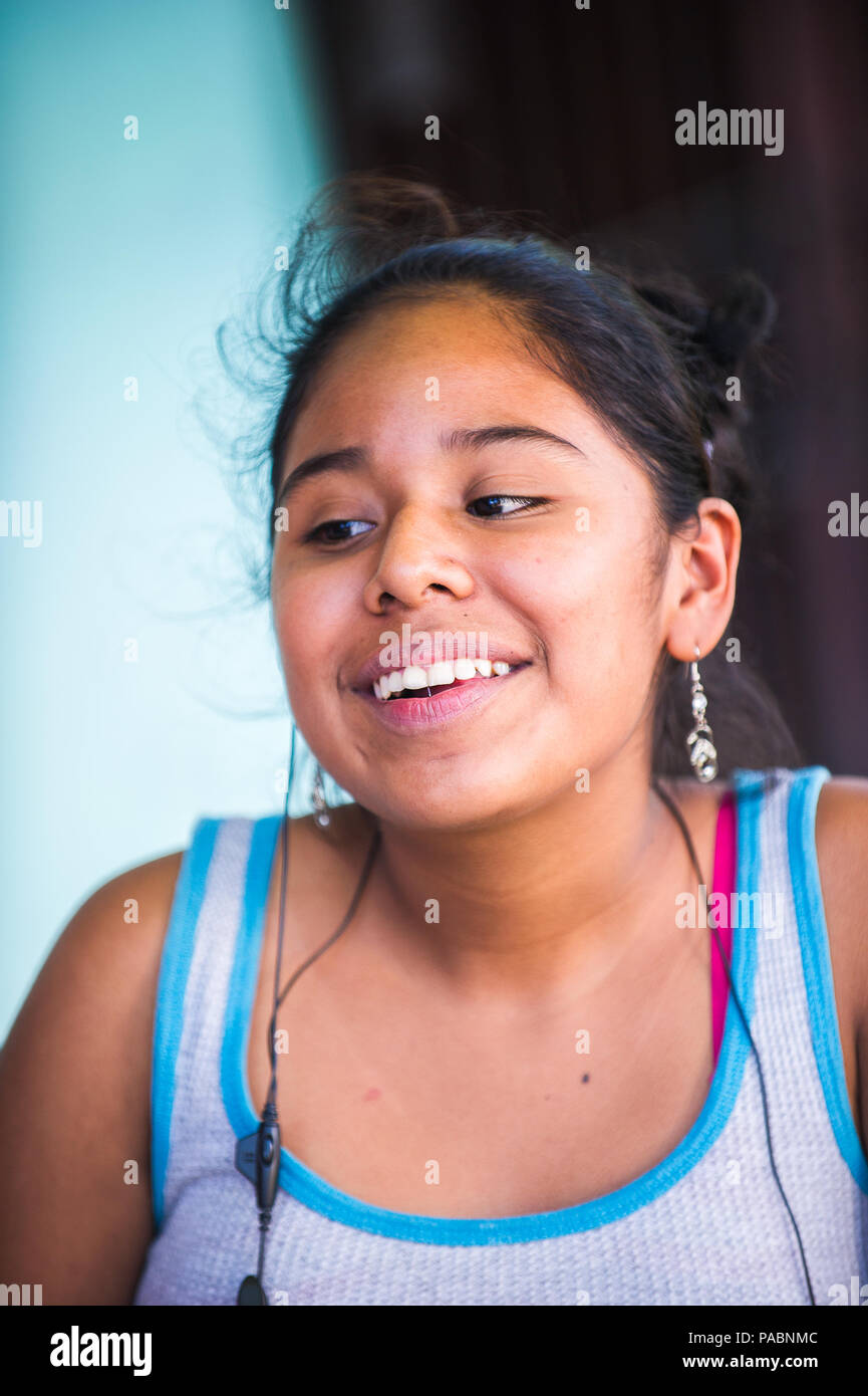 MANAGUA, NICARAGUA - Jan 6, 2012: Non identificato ragazza nicaraguense ritratto. Il 69% delle persone Nicaranguan appartengono al Mestizo gruppo etnico Foto Stock