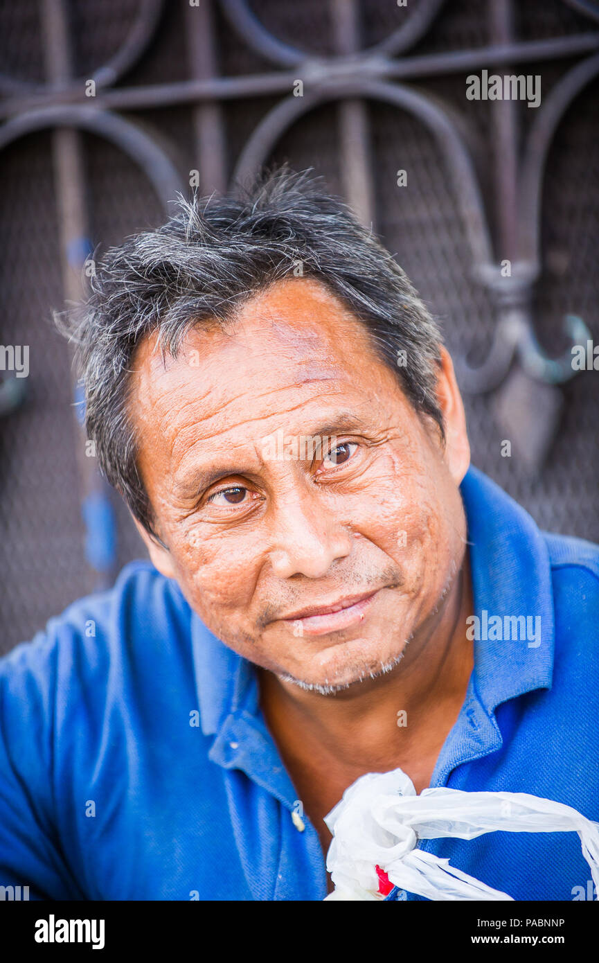 MANAGUA, NICARAGUA - Jan 6, 2012: Non identificato uomo nicaraguense ritratto. Il 69% delle persone Nicaranguan appartengono al Mestizo gruppo etnico Foto Stock