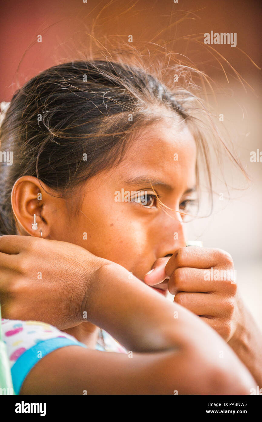 MANAGUA, NICARAGUA - Jan 6, 2012: Non identificato ragazza nicaraguense ritratto. Il 69% delle persone Nicaranguan appartengono al Mestizo gruppo etnico Foto Stock