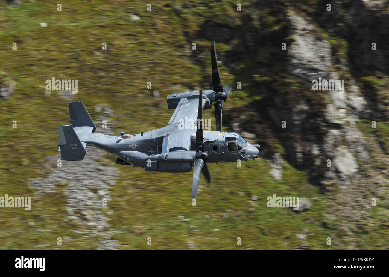 Un US Air Force CV-22 Osprey tiltrotor aeromobile visto su un basso livello di volo in 'Mach Loop' area formazione, West Wales, Regno Unito. Foto Stock