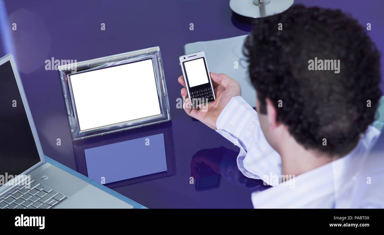 Imprenditore rendendo la chiamata video al suo desktop, con la cornice di una foto Foto Stock