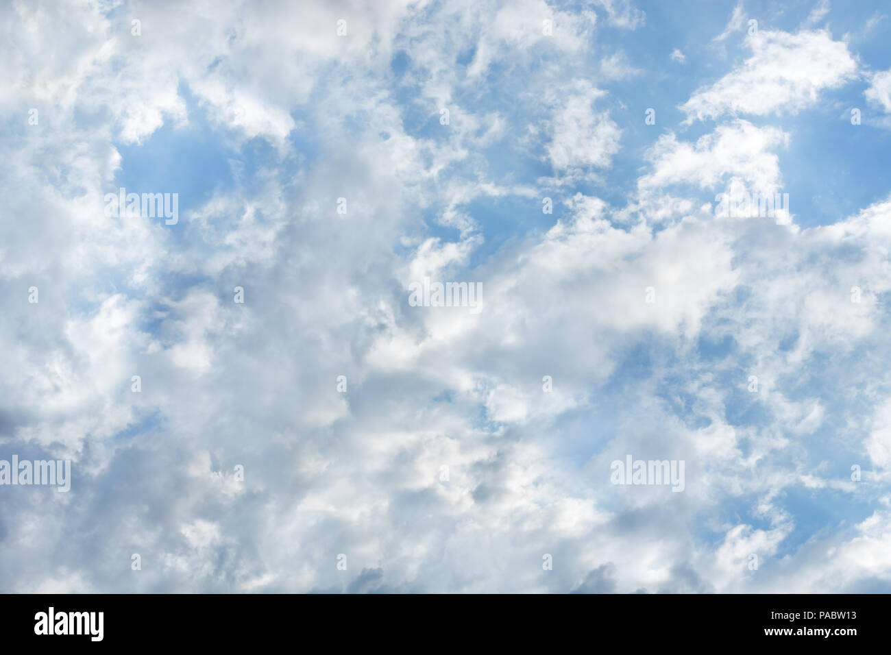 Splendido sole nuvole nel cielo blu Foto Stock