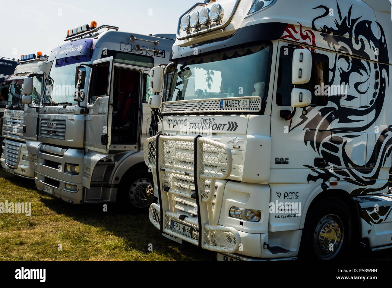 Fiera principale dei veicoli industriali 20-22.07. 2018 Polonia , Opole, Polska Nowa Wieś. Autocarri in piedi in fila Foto Stock