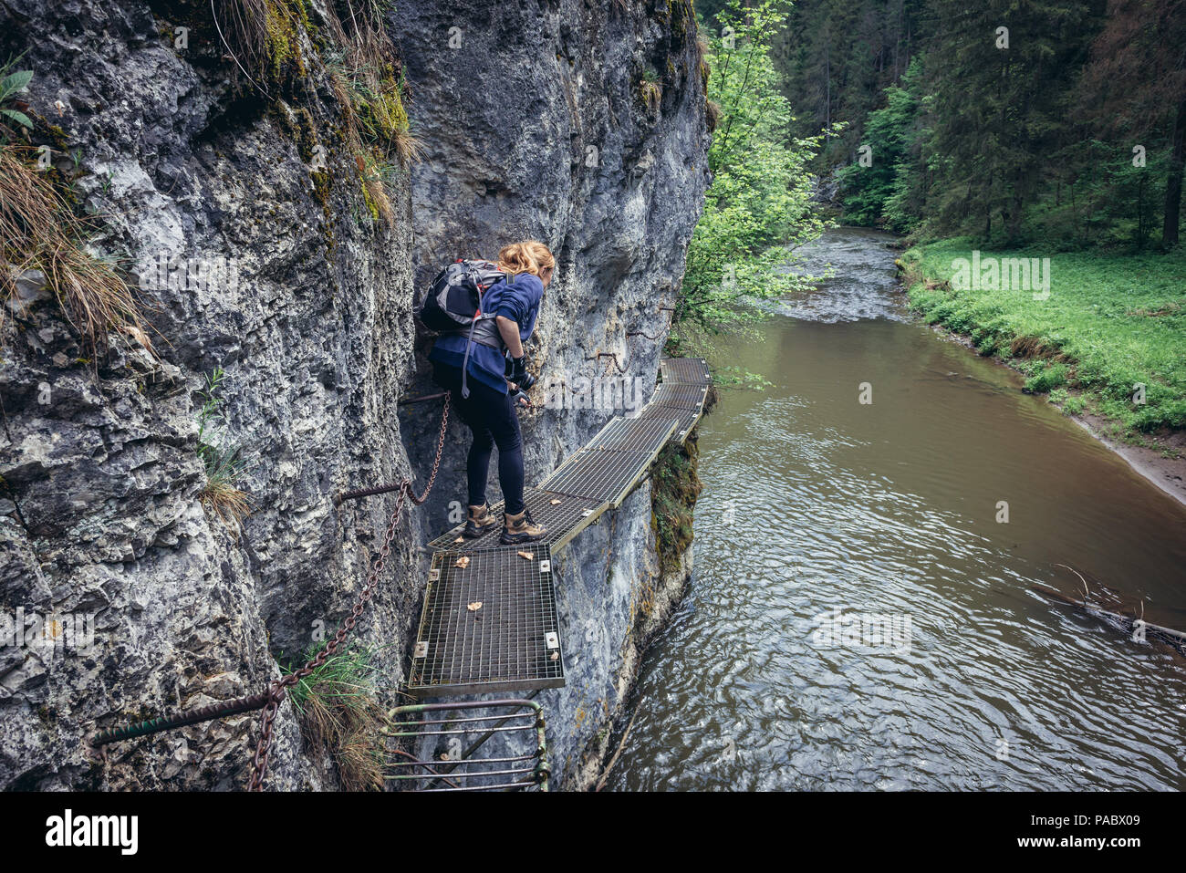 Tourist su un sentiero escursionistico Prielom Hornadu, lungo il canyon del fiume Hornad in Paradiso Slovacco National Park, parte nord della slovacca Monti Metalliferi Foto Stock