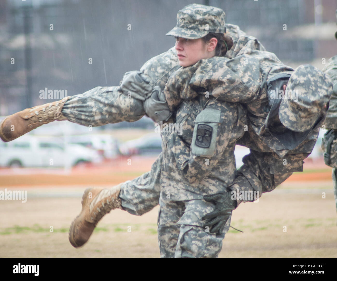 Università di Clemson freshman Katie Gay, una scienza veterinaria principali da Beaufort, S.C., porta i compagni di U.S. La riserva di esercito degli ufficiali di formazione Cadet Corps Katie Cook, una delle scienze biologiche importanti da Annandale, Virginia, durante una formazione di primo soccorso esercizio in un freddo e piovoso nel pomeriggio sul campus di Clemson, 3 marzo 2016. (U.S. Foto dell'esercito da Staff Sgt. Ken Scar) Foto Stock