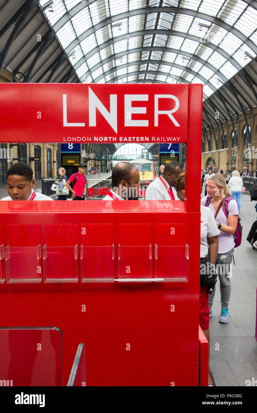 Virgin Trains Costa Est ora risuscitato e rimarchiati come LNER a Kings Cross stazione ferroviaria, London, Regno Unito Foto Stock
