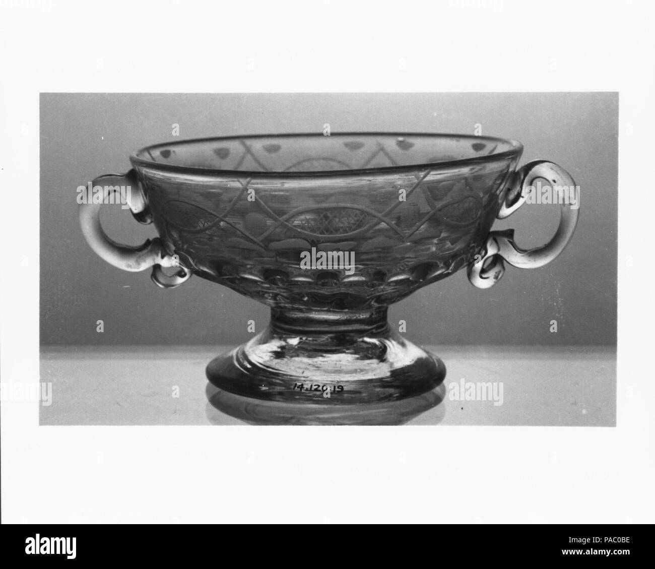 Ciotola. Dimensioni: H. 2. (5,1 cm); Diam. 3 1/4 in. (8.3 cm). Data: 1775-1820. Museo: Metropolitan Museum of Art di New York, Stati Uniti d'America. Foto Stock