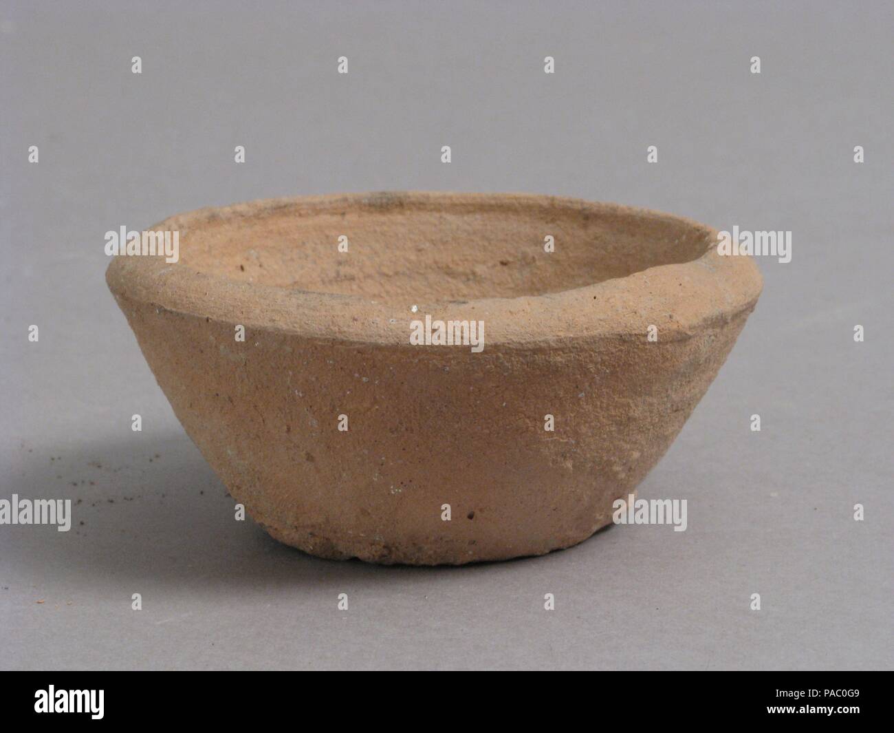 Ciotola. Cultura: copto. Dimensioni: complessivo: 1 7/16 x 3 1/16 in. (3,6 x 7,7 cm). Data: 4-VII secolo. Museo: Metropolitan Museum of Art di New York, Stati Uniti d'America. Foto Stock