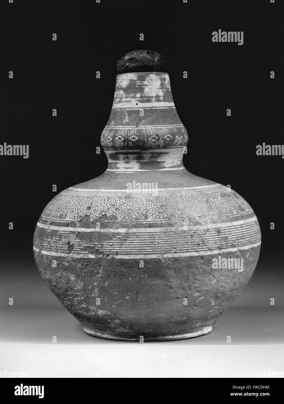 Bottiglia con tappo. Cultura: Thailandia. Dimensioni: H. 6 15/16 in. (17,7 cm). Data: ca. Il XIV secolo. Museo: Metropolitan Museum of Art di New York, Stati Uniti d'America. Foto Stock