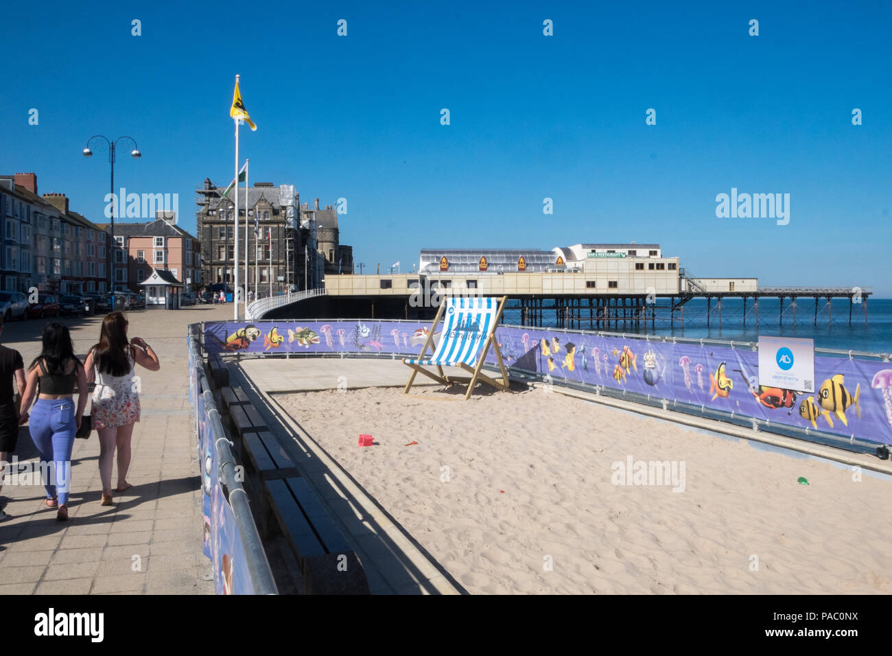 Regno Unito, meteo,sunny, blu,SKY,al giorno, a,Aberystwyth,beach,Ceredigion,Cardigan Bay,UK. Presto, la mattina, l'estate,Galles,Welsh,Gran Bretagna,UK,U.K., Foto Stock