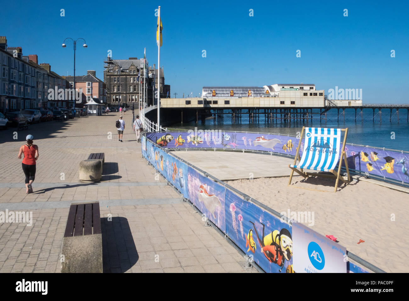 Enorme,sdraio,UK, meteo,sunny, blu,SKY,al giorno, a,Aberystwyth,beach,Ceredigion,Cardigan Bay,UK. Presto, la mattina, l'estate,Galles,Welsh,Gran Bretagna,UK,U.K., Foto Stock