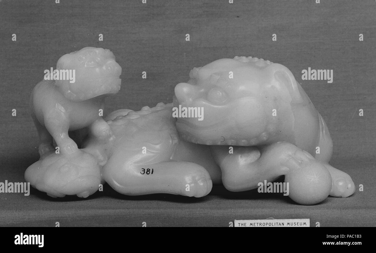 E LION CUB. Cultura: la Cina. Dimensioni: H. 3 11/16 in. (9,3 cm); W. 8 1/8 in. (20,7 cm); D. 5 3/16 in. (13,2 cm). Data: XVIII secolo. Museo: Metropolitan Museum of Art di New York, Stati Uniti d'America. Foto Stock