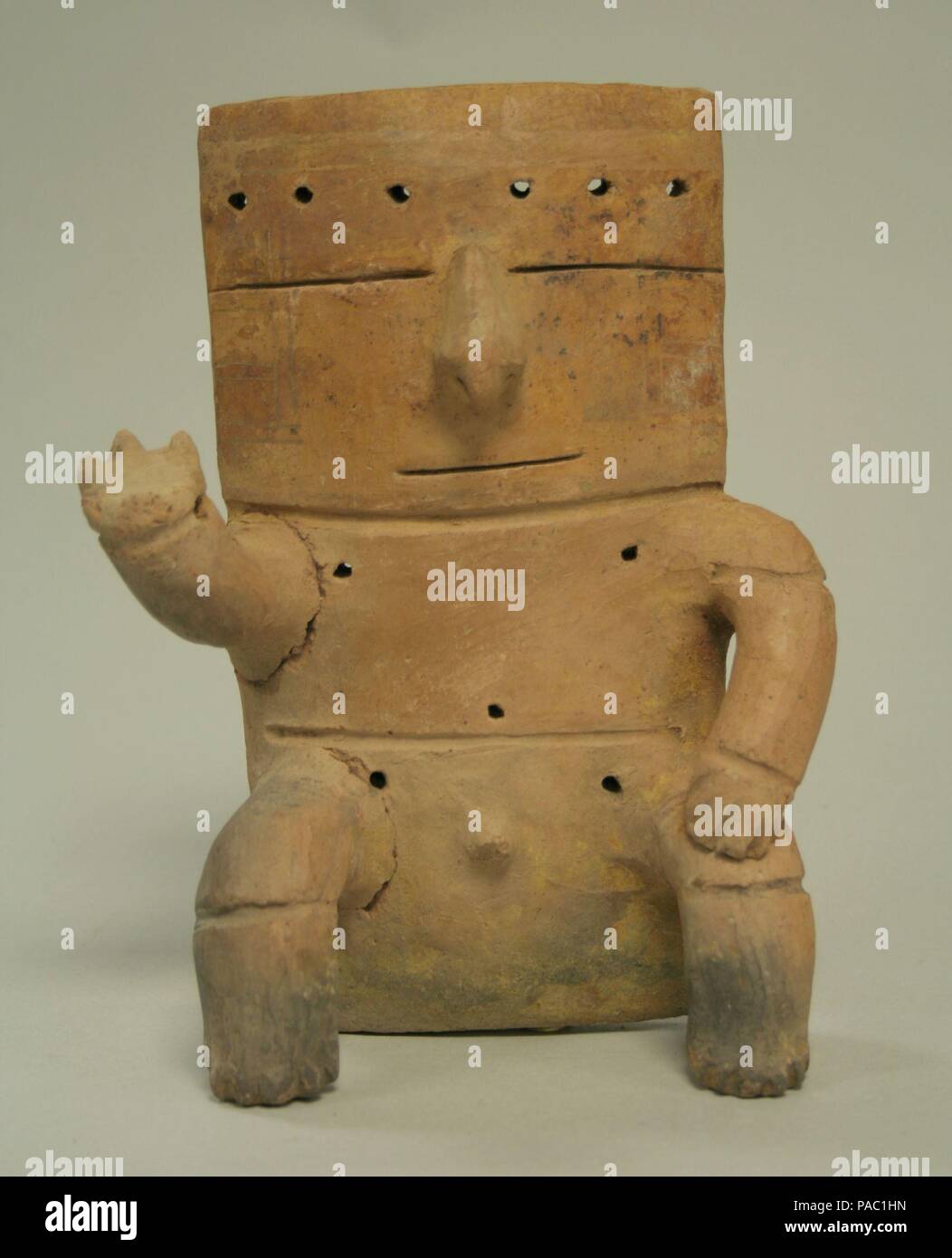 Seduto figura maschile. Cultura: Quimbaya. Dimensioni: H x W: 8 x 6 3/8 poll. (20,3 x 16,2 cm). Data: XI-XII secolo. Museo: Metropolitan Museum of Art di New York, Stati Uniti d'America. Foto Stock