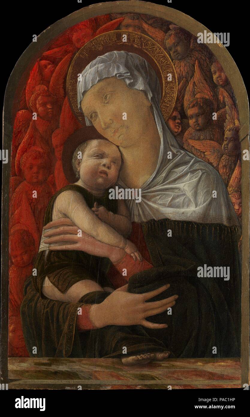 Madonna con il Bambino e i Serafini e Cherubini. Artista: Andrea Mantegna (italiano, Isola di Carturo 1430/31-1506 Mantova). Dimensioni: superiore arcuata 17, 3/8 x 11 1/4 in. (44,1 x 28,6 cm). Data: ca. 1454. La composizione di questo toccante immagine, che può essere data a circa 1454, è ispirato alla scultura di Donatello, che ha lavorato a Padova tra 1443 e 1453. La sua intensità emotiva è compromessa dalla abrasione alla superficie della vernice (il volto della Vergine è quasi cancellata). Solo i cherubini di destra sono ben conservati. L illusionismo di arcuata di impostazione è tipica del Mantegna il desiderio di br Foto Stock