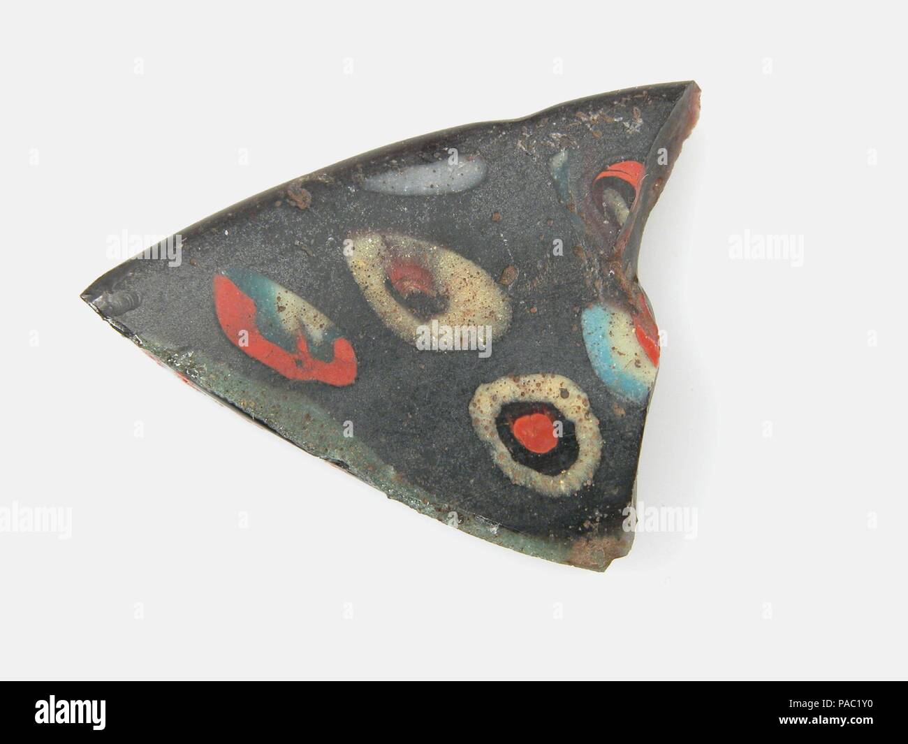 Frammento di vetro. Cultura: copto. Dimensioni: complessivo: 1 1/4 x 1 5/16 x 1/4 in. (3,2 x 3,4 x 0,6 cm). Data: 4th-inizio del V secolo. Museo: Metropolitan Museum of Art di New York, Stati Uniti d'America. Foto Stock