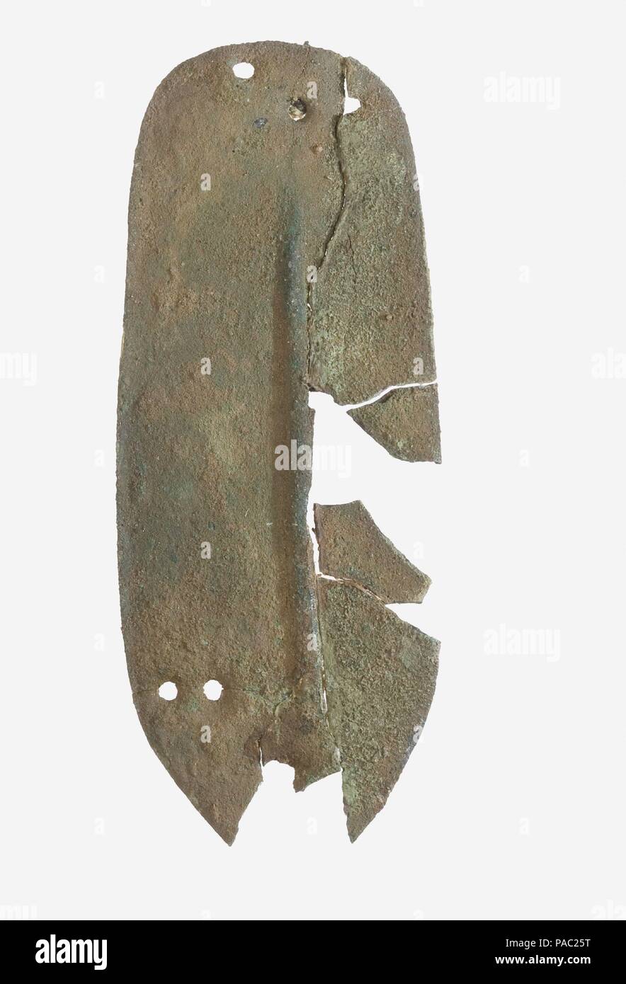 Scala da Armor. Dimensioni: medio l. ca. 11,5 cm (4 1/2 in). Dynasty: Dynasty 18. Regno: regno di Amenofi III. Data: ca. 1390-1353 A.C. Sebbene il bronzo e scale di ferro sono stati trovati in Egitto, la blindatura corporea--una importazione estera--probabilmente non era comunemente indossato. Due set di armatura vengono visualizzate in una presentazione in scena la tomba di Kenamun a Tebe, e una corazza di scale in pelle è stato trovato nella tomba di Tutankhamon. Le dieci scale (11.215.452a-j) furono scavate dal palazzo di Amenhotep III, ma la loro posizione, incorporato in un recinto di mura, non ci permettono di speculare su chi mi Foto Stock