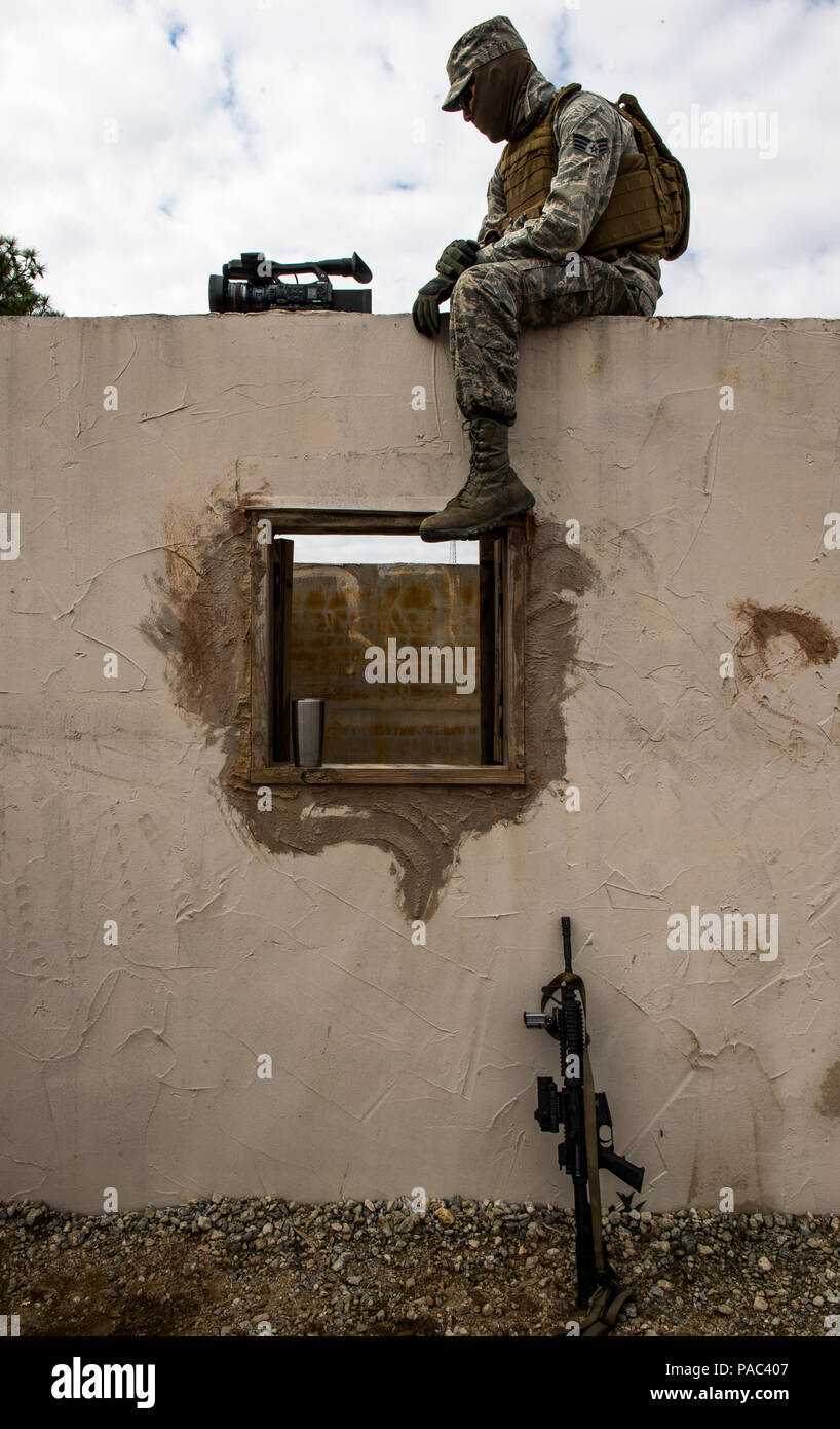 Stati Uniti Air Force Senior Airman Alexander pungolo, 3a lottare contro lo squadrone della fotocamera emittente di combattimento, si siede sulla parte superiore di una parete per ottenere un alto punto di vantaggio durante un addestramento al combattimento a esercitare Scorpion lente 2016 sulla Fort Jackson, S.C., 5 marzo 2016. Scorpion lente 16 è una capacità annuale di sopravvivere e di operare la formazione evoluzione incaricato dalla Air Force 3N0XX lavoro norme di qualificazione (3N0XX AFJQS). Gli individui sono istruzioni utilizzando un "strisciare, camminare, correre" format di formazione. Lo scopo del corso è quello di fornire un training di aggiornamento per combattere la fotocamera personale di tutti i ceti e livelli di specialità in tattiche di base, Foto Stock