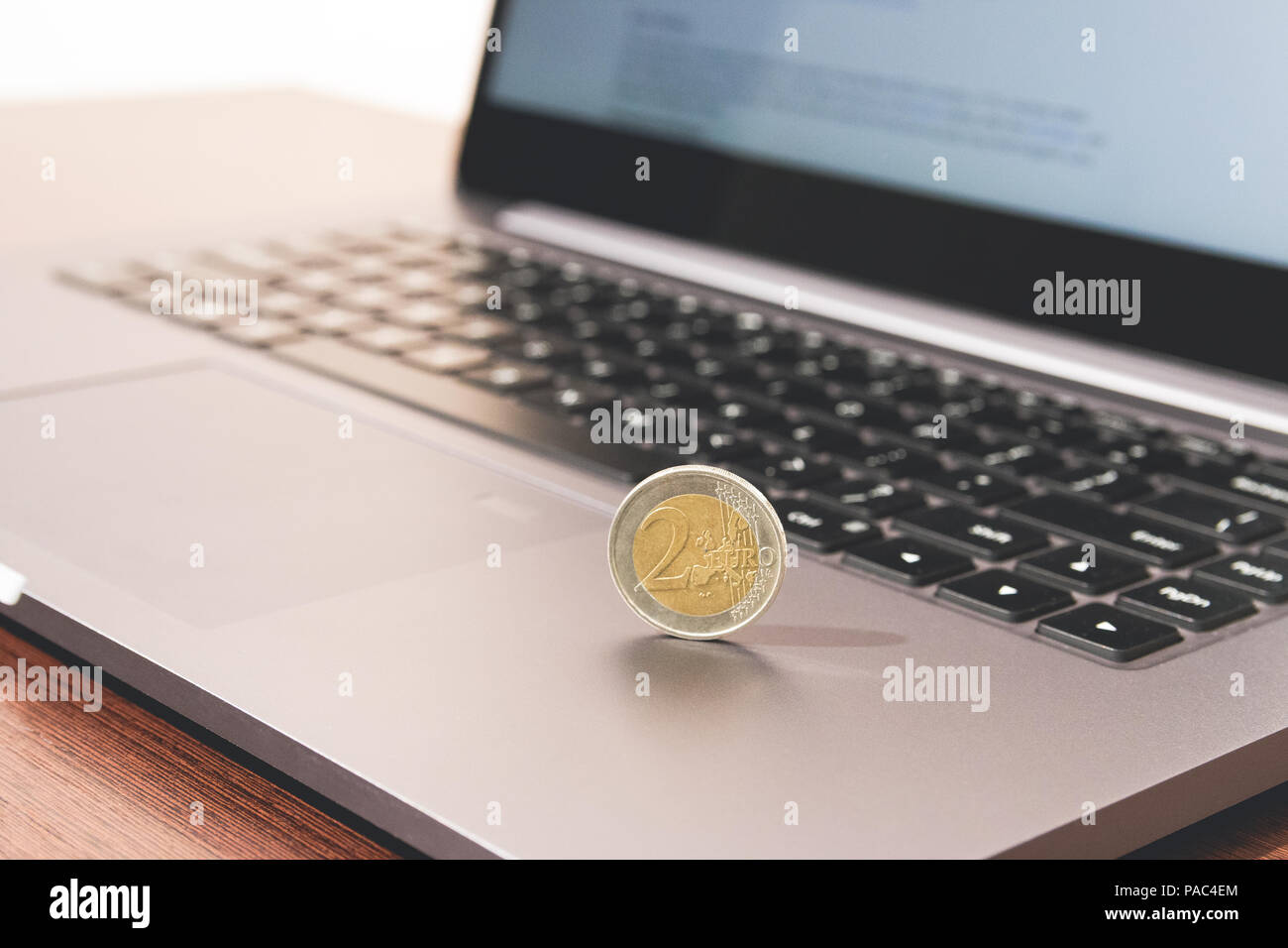 Una moneta da 2 euro cent su laptoop. Foto Stock