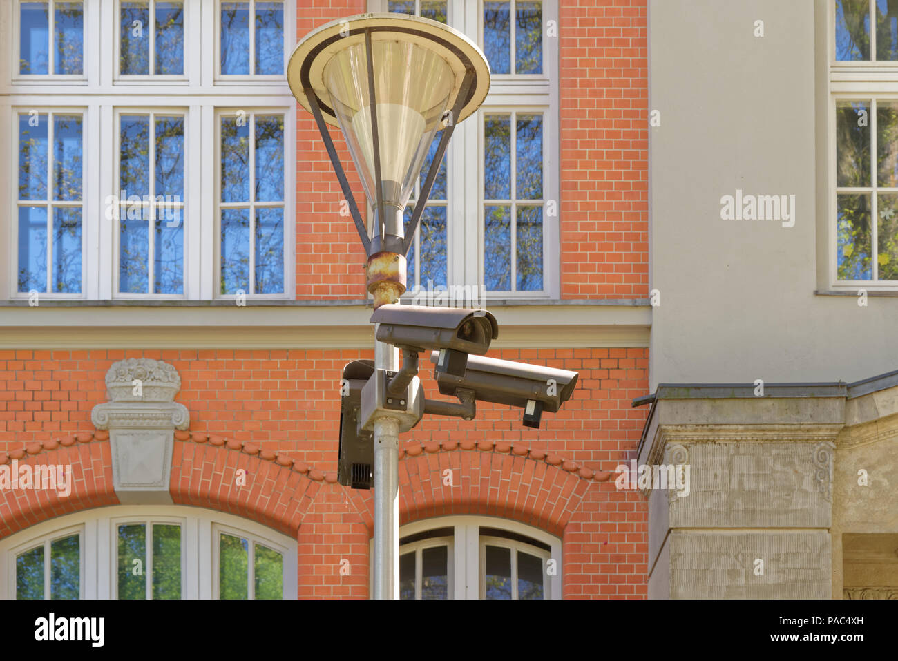 Tre telecamere di sicurezza su strada lampada. Amburgo, Germania Foto Stock