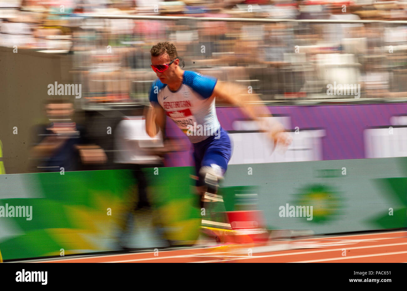 Gran Bretagna Richard Whitehead in azione durante la mens T61 200m durante il giorno uno del Muller anniversario giochi presso la Queen Elizabeth Stadium, Londra. Foto Stock