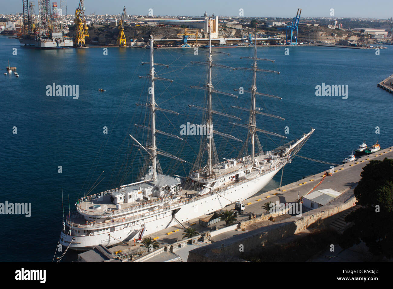 La nazionale algerina Navy sail training El-Mellah nave durante una visita porta a Malta Foto Stock