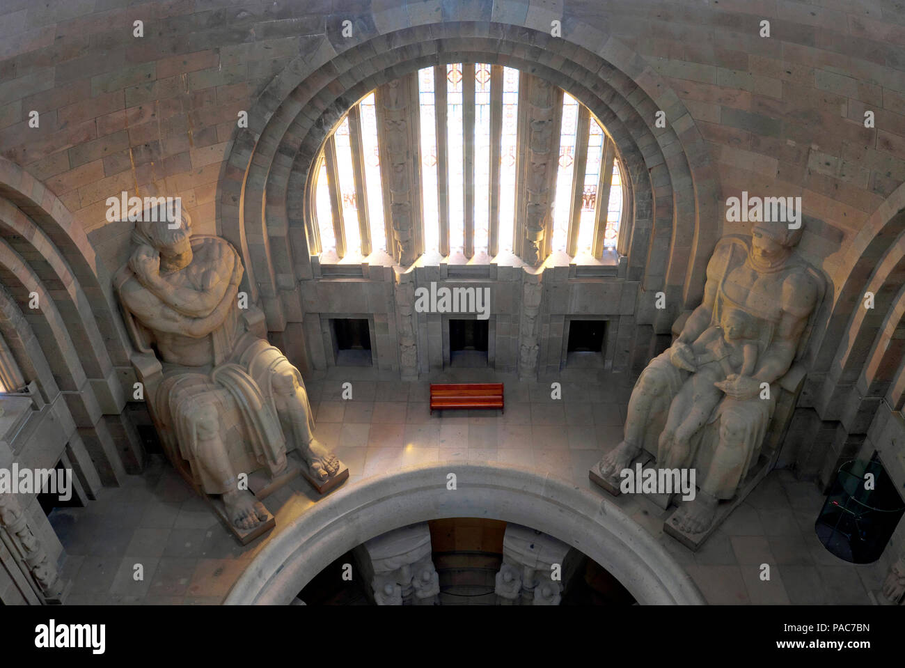 Hall of Fame con colossali sculture, Monumento alla battaglia delle nazioni, Leipzig, in Sassonia, Germania Foto Stock