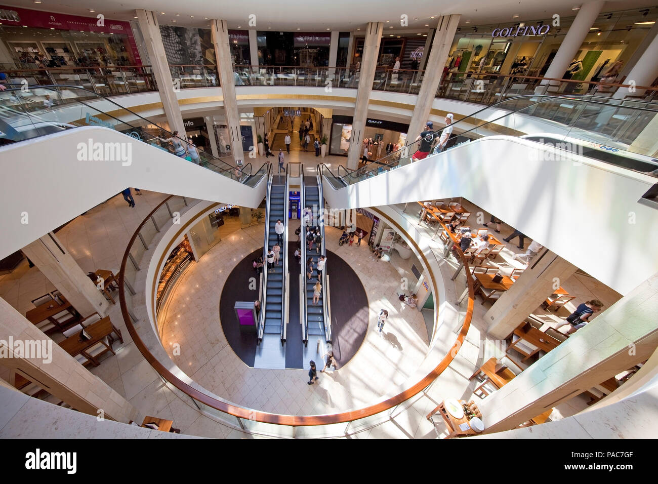 Kö-Galerie, cupola centrale con hall escelators, Centro shopping, Düsseldorf, Renania settentrionale-Vestfalia, Germania Foto Stock
