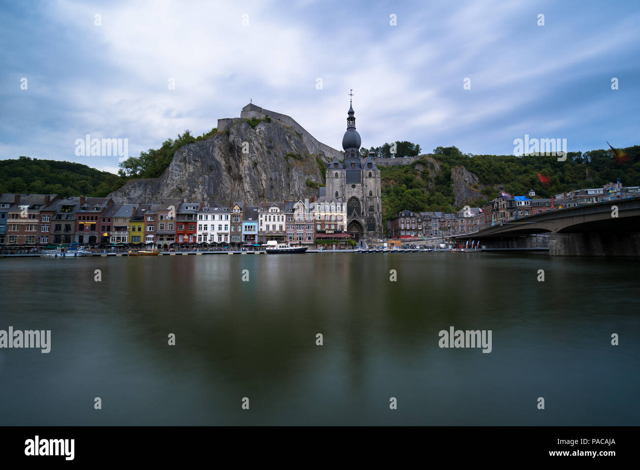 Dinant, Belgio 20 Luglio 2018: luce diurna lunga esposizione vista di Dinant, Belgio. Posizione orizzontale Foto Stock