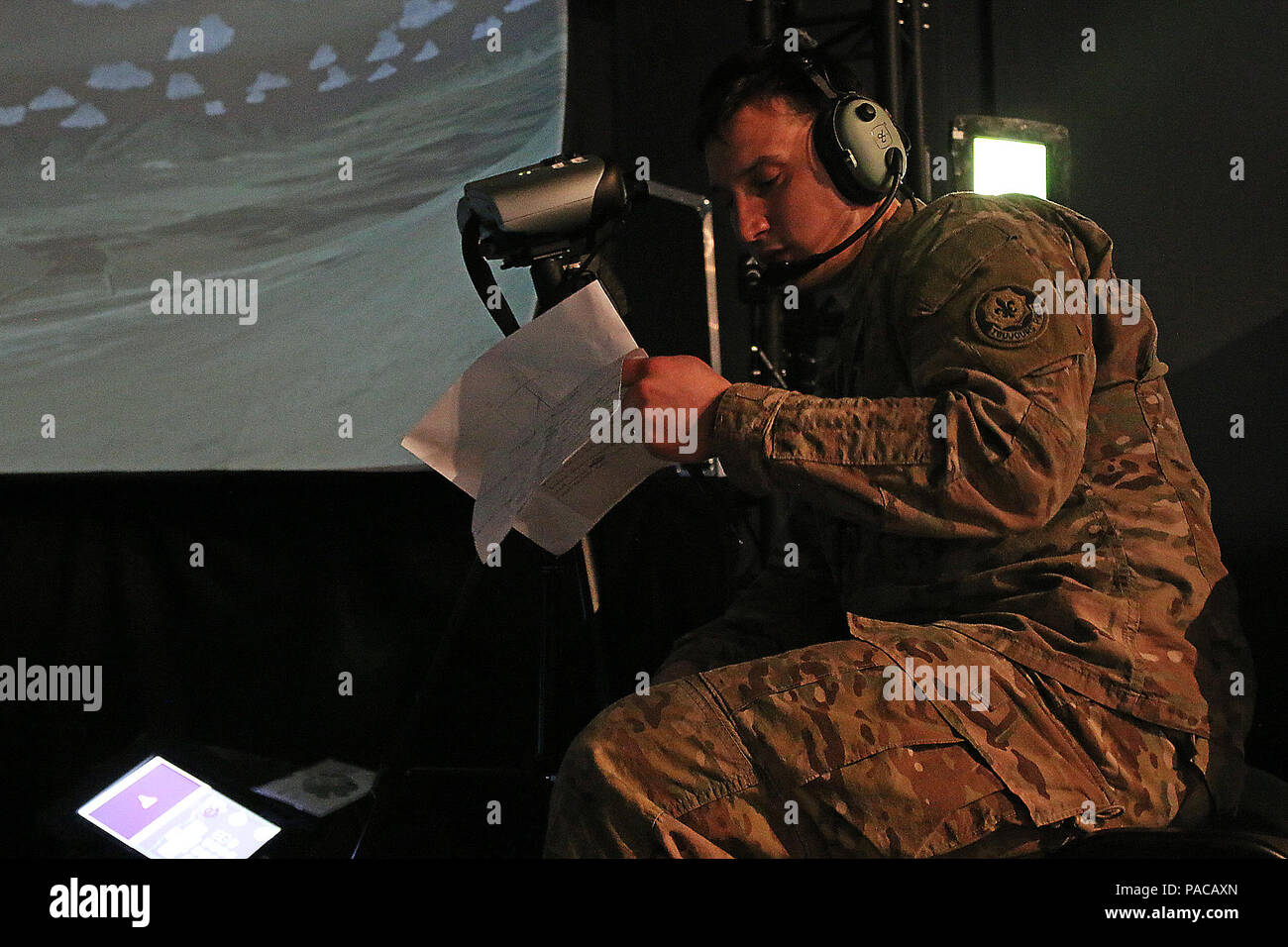 Il personale Sgt. Daniel Luedtke, un fante assegnato alla sede centrale e sede di truppe, 3° Stormo, 2° reggimento di cavalleria, le chiamate indirette di fuoco durante un fuoco virtuale missione usando il terminale comune aria simulatore Controller, 10 Marzo a Adazi Base Militare, Lettonia. Luedtke e il suo plotone trascorso più di una settimana di formazione con fuoco specialisti di supporto prima di condurre un live-certificazione antincendio durante una rotazione in Lettonia a sostegno del funzionamento Atlantic risolvere, una multinazionale di dimostrazione di continuato impegno degli Stati Uniti per la sicurezza collettiva di Organizzazione del Trattato del Nord Atlantico al Foto Stock