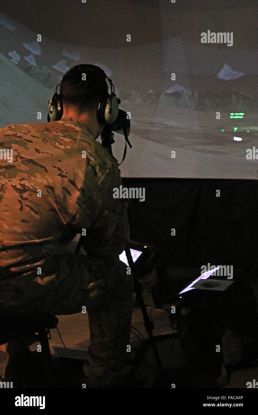 Spc. Augustin Estrella, un fante assegnato alla sede centrale e sede di truppe, 3° Stormo, 2° reggimento di cavalleria, le chiamate indirette di fuoco durante un fuoco virtuale missione usando il terminale comune aria simulatore Controller, 10 Marzo a Adazi Base Militare, Lettonia. Estrella e il suo plotone trascorso più di una settimana di formazione con fuoco specialisti di supporto prima di condurre un live-certificazione antincendio durante una rotazione in Lettonia a sostegno del funzionamento Atlantic risolvere, una multinazionale di dimostrazione di continuato impegno degli Stati Uniti per la sicurezza collettiva di Organizzazione del Trattato del Nord Atlantico alli Foto Stock