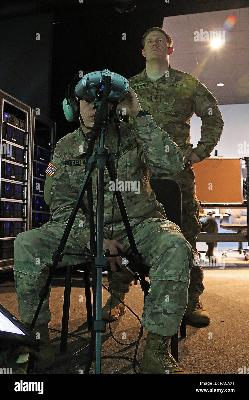 Sgt. Warren Bridenthal (posteriore), un incendio support specialist, sovrintende e assiste Spc. Augustin Estrella, un fante, entrambi assegnati alla sede centrale e sede di truppe, 3° Stormo, 2° reggimento di cavalleria, come Estrella invita a fuoco indiretto durante un fuoco virtuale missione usando il terminale comune aria simulatore Controller, 10 Marzo a Adazi Base Militare, Lettonia. Bridenthal trascorso più di una settimana di formazione di fanti nel plotone scout prima di condurre un live-certificazione antincendio durante una rotazione in Lettonia a sostegno del funzionamento Atlantic risolvere, una multinazionale di dimostrazione di continu Foto Stock