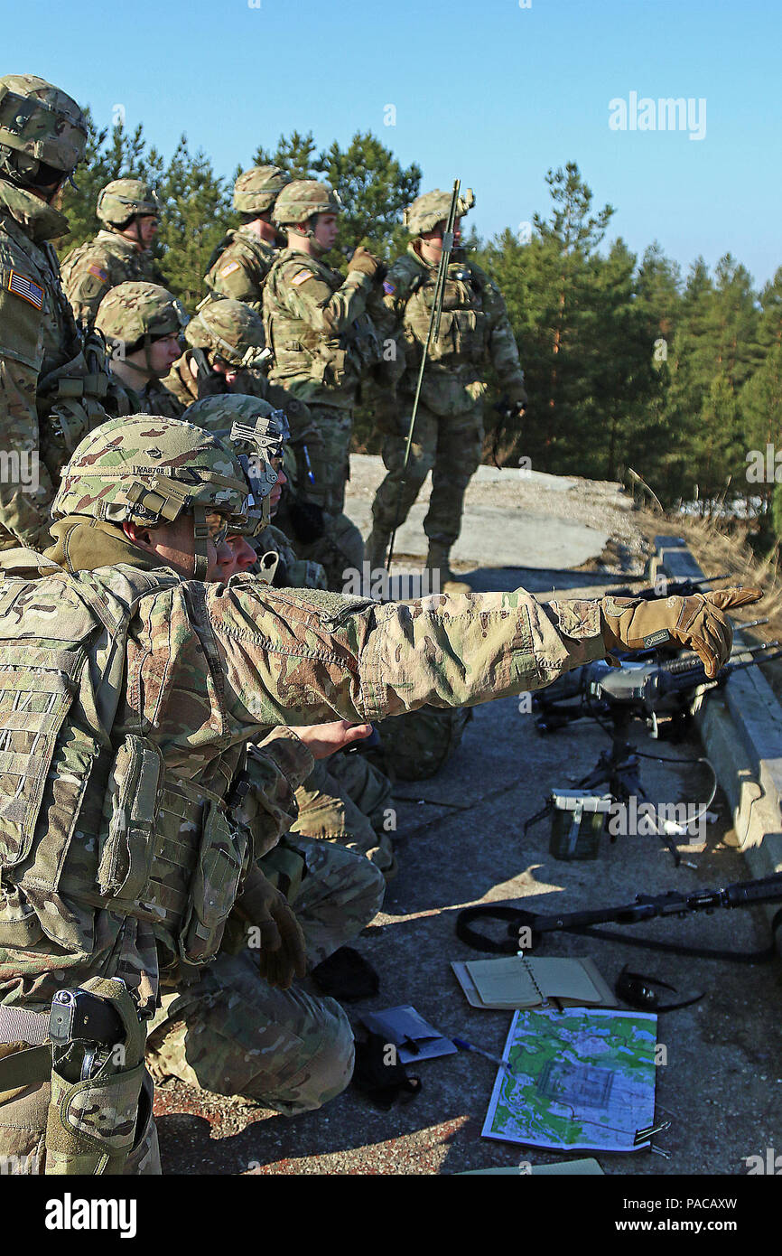 Primo Lt. Marco Antonio, un incendio support officer assegnato alla sede centrale e sede di truppe, 3° Stormo, 2° reggimento di cavalleria, punti ad un target downrange mentre la formazione ai soldati di chiamata per un incendio durante un'esercitazione a fuoco attestante il plotone scout la capacità di chiamata in modo accurato per il fuoco indiretto, 12 Marzo a Adazi Base Militare, Lettonia. Il plotone scout ha speso più di una settimana di formazione con fuoco specialisti di supporto prima di condurre il live-certificazione antincendio durante una rotazione in Lettonia a sostegno del funzionamento Atlantic risolvere, una multinazionale di dimostrazione di continuato commitm NEGLI STATI UNITI Foto Stock