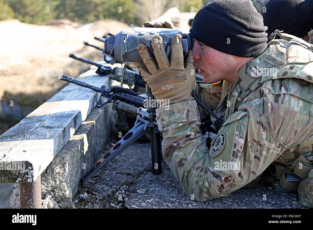 Sgt. Josh Shea, un fante assegnato alla sede centrale e sede di truppe, 3° Stormo, 2° reggimento di cavalleria, utilizza un telemetro del vettore di osservare bersagli downrange durante un'esercitazione a fuoco attestante il plotone scout la capacità di chiamata in modo accurato per il fuoco indiretto, 12 Marzo a Adazi Base Militare, Lettonia. Shea e il suo plotone trascorso più di una settimana di formazione con fuoco specialisti di supporto prima di condurre il live-certificazione antincendio durante una rotazione in Lettonia a sostegno del funzionamento Atlantic risolvere, una multinazionale di dimostrazione di continuato impegno degli Stati Uniti per il collettivo securi Foto Stock