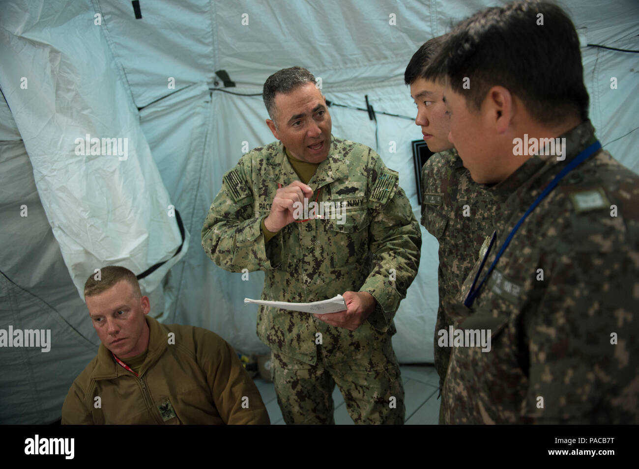 160314-N-HA376-311 BUSAN, Repubblica di Corea (14 marzo 2016) - USA Navy Chief Builder James ritmo, assegnato alla Naval Mobile Battaglione di costruzione (NMCB) 133, va oltre la costruzione del progetto tecniche di gestione con la Repubblica di Corea (ROK) Seabees durante l'esercizio puledro Eagle 2016. NMCB 133 e ROK Seabees sono la formazione insieme per costruire varie strutture expeditionary durante l'esercizio. Puledro Eagle è un annuale bilaterale esercizio di formazione progettate per migliorare la disponibilità degli Stati Uniti e le forze di Rok e la loro capacità di lavorare insieme durante una crisi. (U.S. Foto di Marina di Massa Capo Communicat Foto Stock