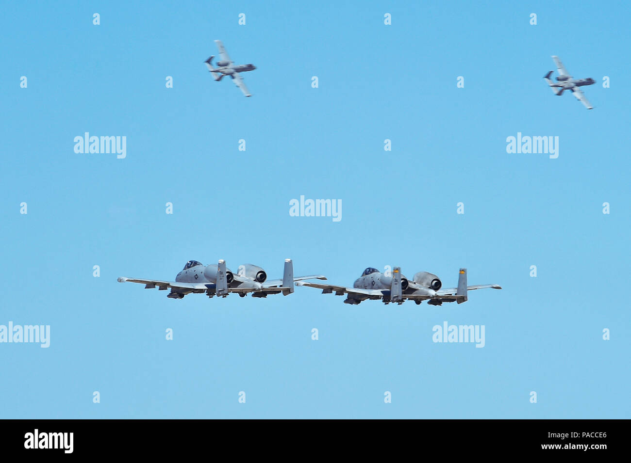 Quattro A-10C Thunderbolt IIs eseguire manovre aeree durante un combattimento di ricerca e salvataggio di dimostrazione presso i tuoni e fulmini su Arizona Open House a Davis-Monthan Air Force Base, Ariz., 12 marzo 2016. Il Deserto fulmini dimostrazione del team incluso A-10 Thunderbolt IIs, HH-60G spianare i falchi e un HC-130J contro il re. (U.S. Air Force foto di Senior Airman Chris Massey/rilasciato) Foto Stock