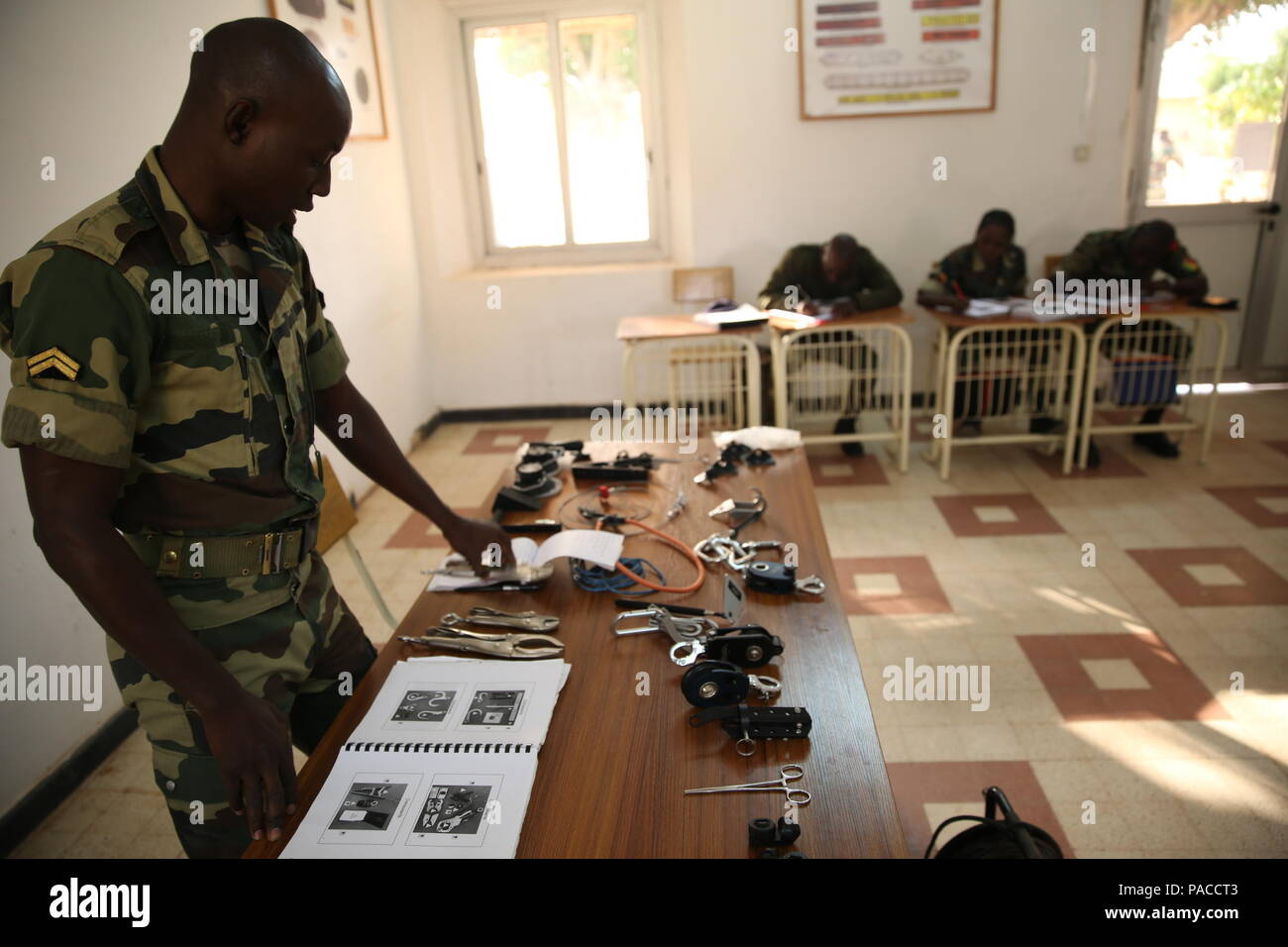 Sgt senegalesi. Aliou Sarr, un ingegnere istruttore, spiega ai suoi studenti i diversi tipi di strumenti utilizzati per condurre operazioni di sminamento durante un Train-the-trainer corso, 8 Marzo presso il Camp Moussa, un ingegnere in base Bargny, Senegal. Un gruppo di eliminazione di materiale esplosivo tecnici con dedicate Air-Ground Marine Task Force Response-Africa crisi, ha cominciato ad assistere gli ingegneri senegalesi come parte della miniera umanitario programma di azione, Feb 15, 2016. Programma Train-the-trainer inizialmente ha cominciato in 2014, quando EOD Marines da Marine Corps base Camp Lejeune, North Carolina, e Vermont aria compit Foto Stock