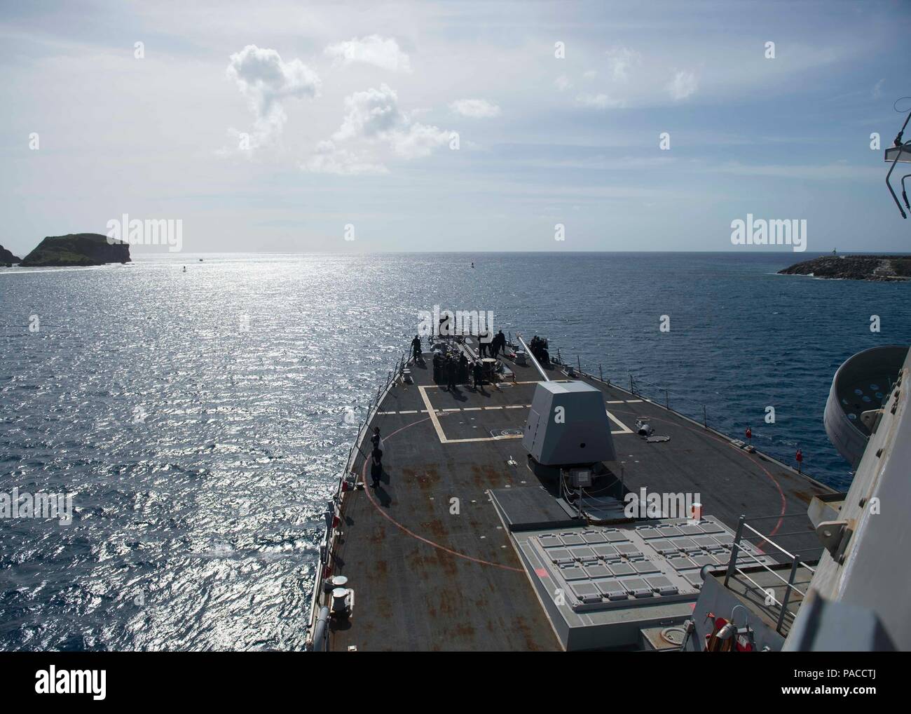 La base navale di Guam (14 marzo 2016) Il Arleigh Burke-Class guidato-missile destroyer USS McCampbell (DDG 85) esce dall'alloggiamento. McCampbell è di pattuglia nel 7 ° Flotta area di operazioni a sostegno della sicurezza e della stabilità in Indo-Asia-Pacifico. (U.S. Foto di Marina di Massa lo specialista di comunicazione 2a classe Bryan Jackson/rilasciato) Foto Stock