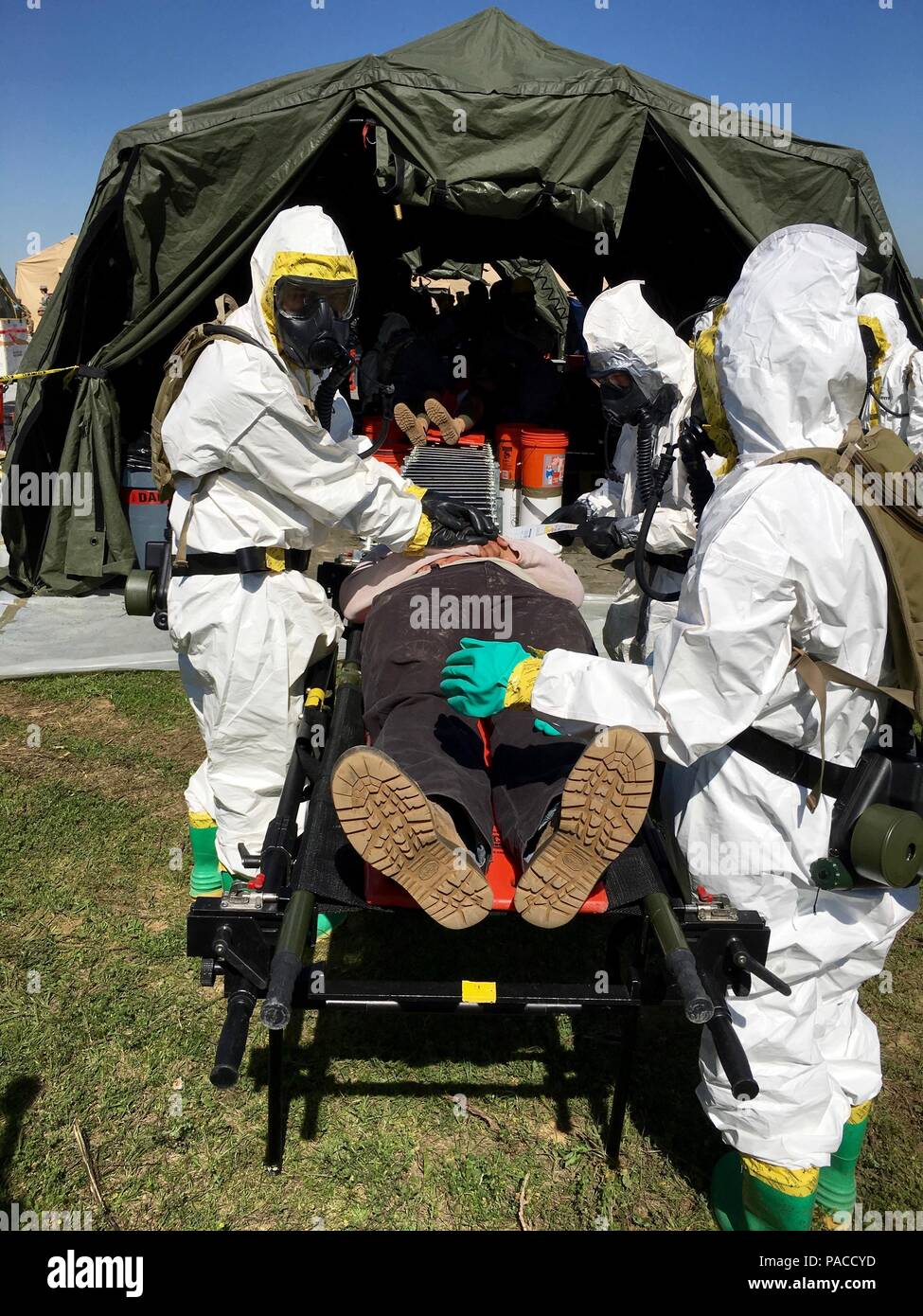 Soldati dal 181st Chemical Company conduce una decontaminazione di massa durante una difesa chimica, biologica, radiologica, nucleare Response Force (DCRF) rotazione in corrispondenza del giunto Readiness Training Center, Fort Polk, Louisiana il 14 marzo. Foto Stock