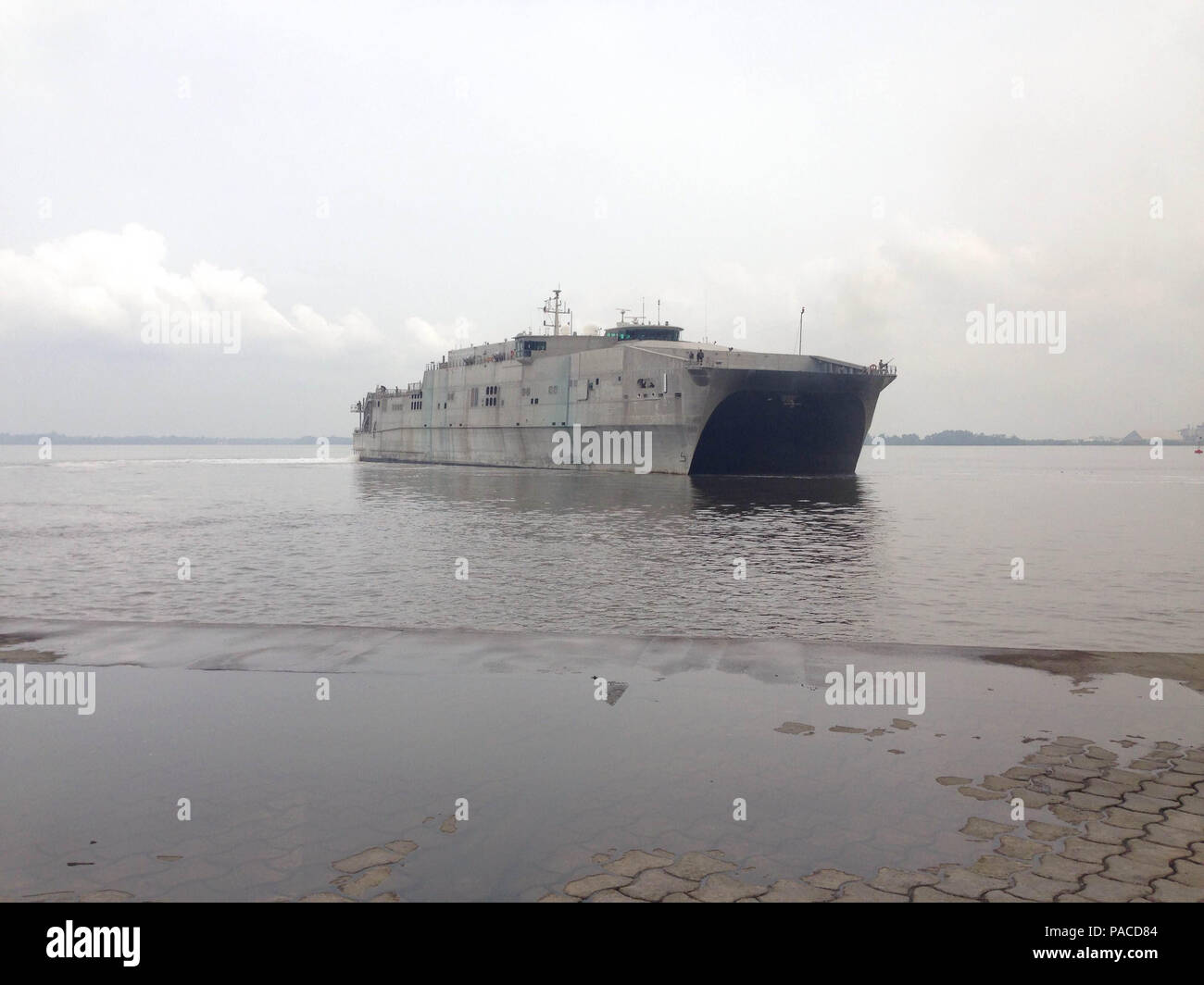 USNS Spearhead (T-EPF 1), una nave da trasporto veloce di spedizione, parte da Douala, Camerun durante uno spiegamento della 6th Fleet. La nave sostiene Africa Partnership Station, un programma multinazionale che promuove la sicurezza marittima, lo sviluppo di capacità e la cooperazione regionale. Spearhead fornisce trasporto rapido di personale, veicoli e attrezzature per esercitazioni e missioni umanitarie. Il suo design ad alta velocità del catamarano consente operazioni in acque poco profonde e un'implementazione flessibile a supporto delle operazioni congiunte e combinate nella regione. Foto Stock
