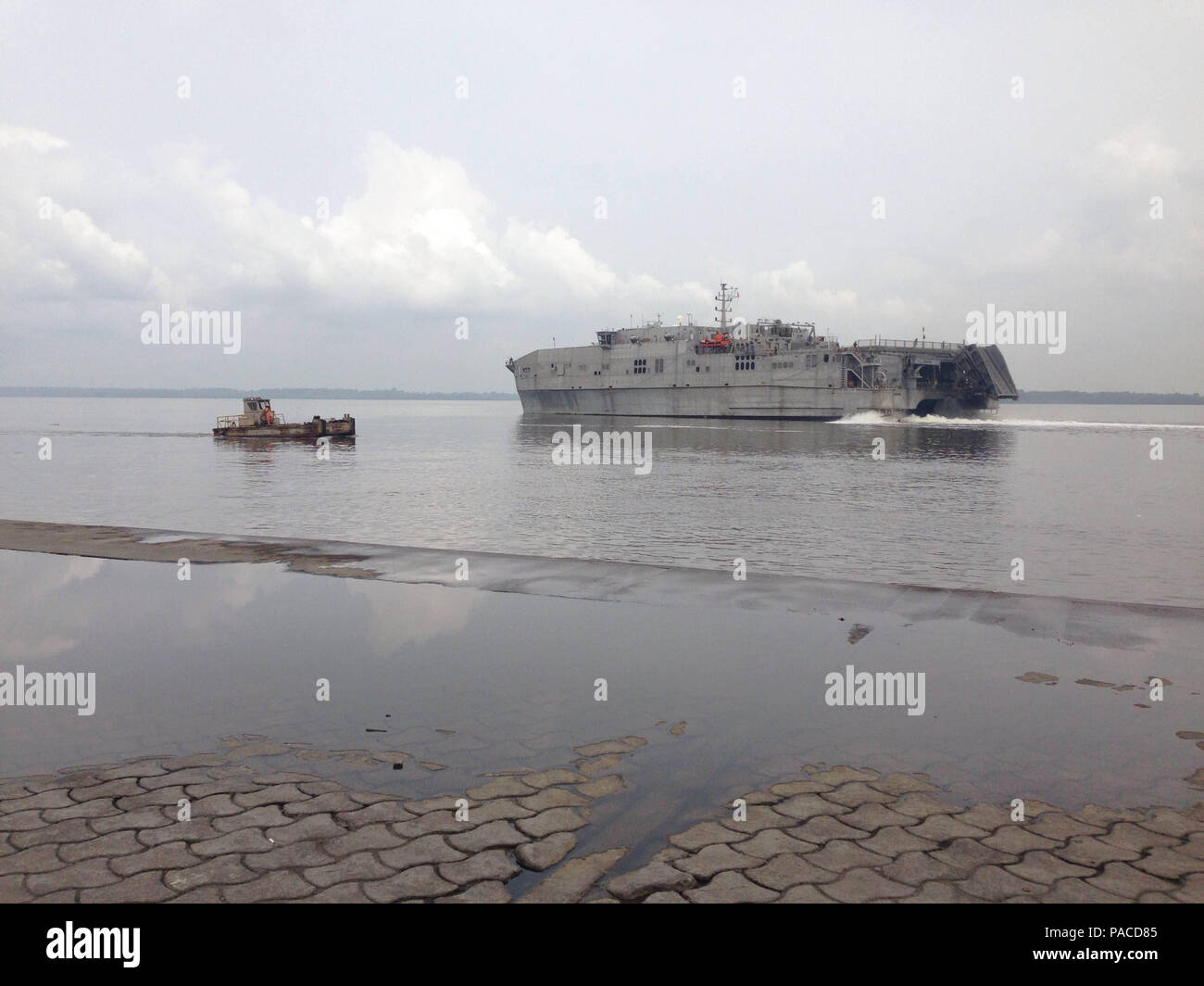 USNS Spearhead (T-EPF 1) salpa da Douala, Camerun, su un dispiegamento della 6a flotta statunitense a supporto della Africa Partnership Station, un programma che migliora la sicurezza marittima e la collaborazione regionale. La nave da trasporto veloce consente un rapido movimento del personale, dei veicoli e delle attrezzature, consentendo una risposta flessibile per la formazione, le operazioni congiunte e l'assistenza umanitaria. Lo scafo poco profondo e lo scafo catamarano di Spearhead supportano le operazioni di litorale e il trasporto ad alta velocità, aumentando la capacità della Marina di condurre missioni efficienti nelle regioni costiere africane. Foto Stock