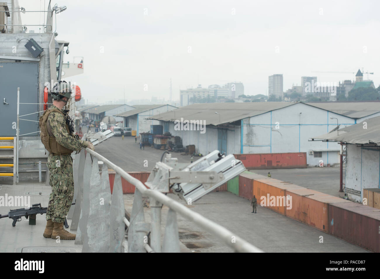 Un Boatswain's Mate si erge a bordo della USNS Spearhead (T-EPF 1) mentre parte da Douala, Camerun, durante la Africa Partnership Station. La nave da trasporto veloce Expeditionary supporta la sicurezza marittima, il trasporto di personale e veicoli ed esercitazioni congiunte per la 6th Fleet degli Stati Uniti. Le operazioni della squadra di sicurezza garantiscono il transito e la protezione sicuri dell'equipaggio e delle attrezzature. Il design del catamarano ad alta velocità di Spearhead consente operazioni in acque costiere poco profonde, migliorando al contempo flessibilità, prontezza e capacità di sviluppo in collaborazione con i paesi partner. Foto Stock