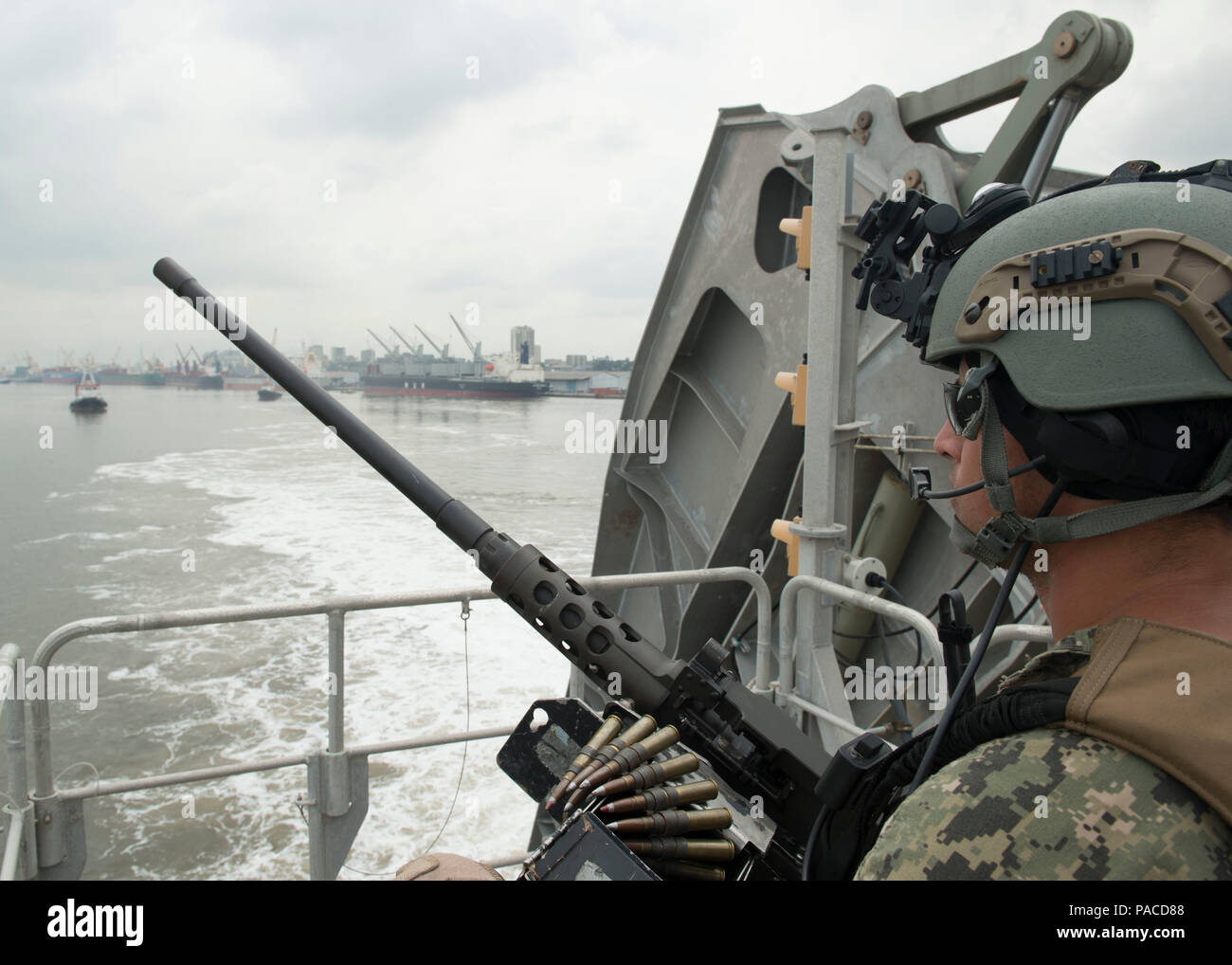Un Master-at-Arms si trova a bordo della USNS Spearhead (T-EPF 1) mentre la nave parte da Douala, Camerun, per l'Africa Partnership Station. La nave da trasporto rapido Expeditionary consente il trasporto rapido di personale, veicoli e attrezzature per le operazioni di sicurezza marittima, la formazione congiunta e le esercitazioni di sviluppo delle capacità. I team di sicurezza imbarcati mantengono la sicurezza durante il transito. Lo scafo del catamarano Spearhead supporta le operazioni in acque poco profonde, migliorando la preparazione, la flessibilità e la cooperazione della Marina degli Stati Uniti con le nazioni partner nelle missioni di sicurezza marittima regionale. Foto Stock