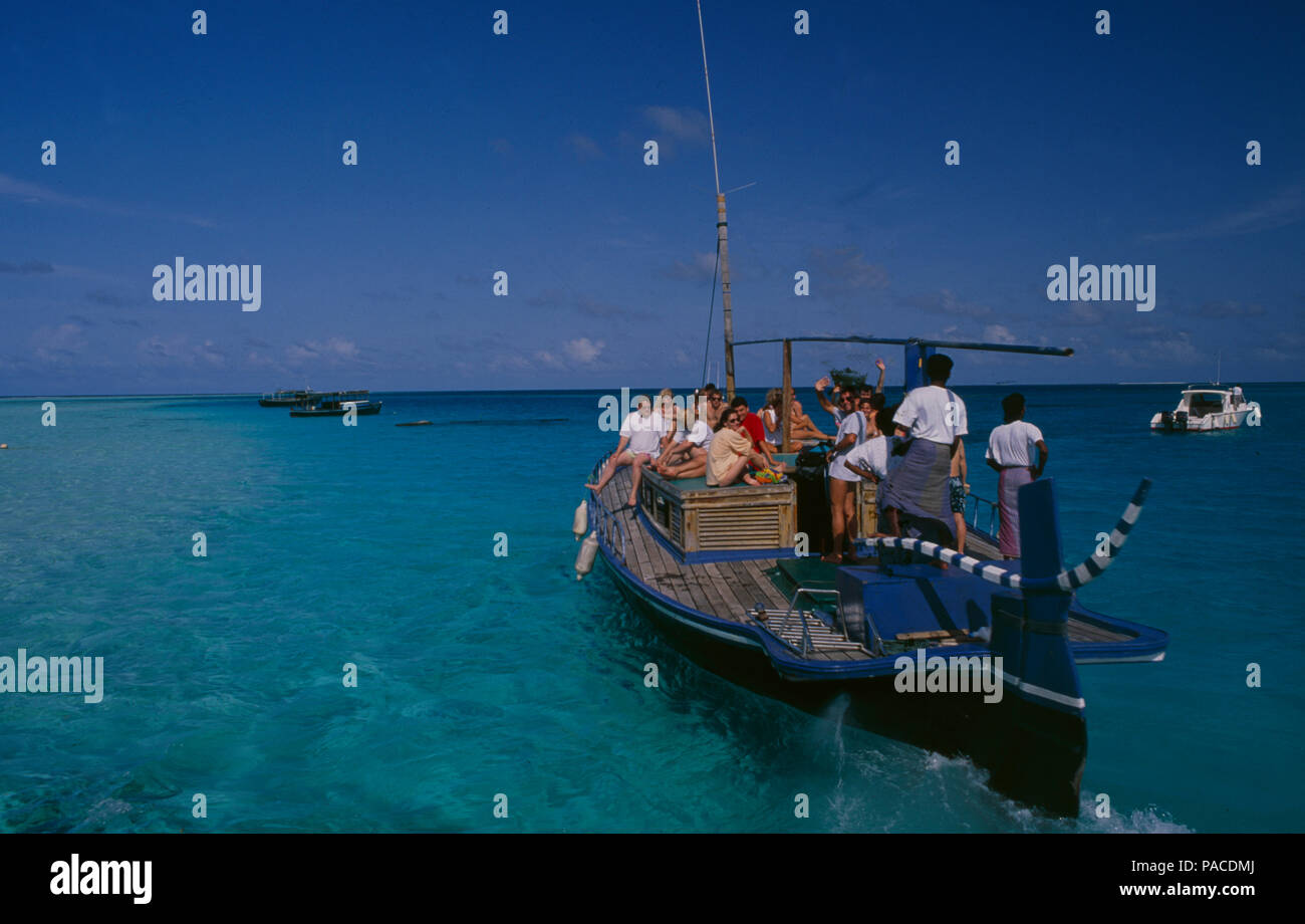 Touristen-Bootsauflug zum Tauchen und Schnorcheln bei Digofinolu-Veligandahura auf den Malediven | turisti boattrip per immersioni subacquee e snorkeling nel Foto Stock