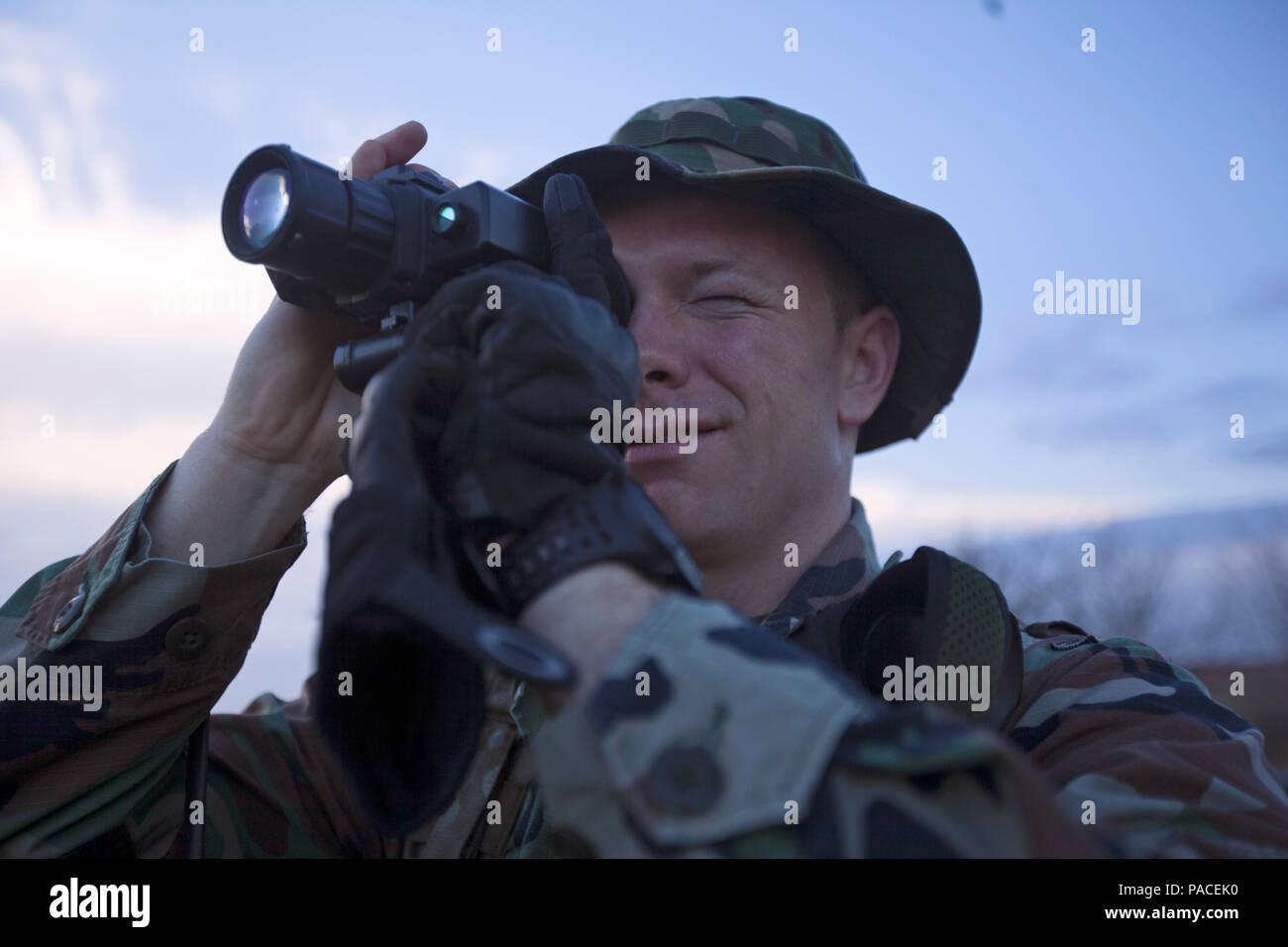 Dutch Marines Capt. Casper C. Steeneveld, un istruttore JTAC, osserva i downrange area attraverso una onda corta infra-rosso ottica o SWIR, durante il morsetto di giunzione controller aria formazione a Piney Island, N.C., 14 marzo, 2016. La Dutch bi-formazione laterale è stata condotta per rafforzare strutture militari relazioni e aumentare l'interoperabilità tra nazioni partner. (U.S. Marine Corps foto di Cpl. Austin A. Lewis/rilasciato) Foto Stock Dutch Marines Capt. Casper C. Steeneveld, un istruttore JTAC, osserva i downrange area attraverso una onda corta infra-rosso ottica o SWIR, durante il morsetto di giunzione controller aria formazione a Piney Island, N.C., 14 marzo, 2016. La Dutch bi-formazione laterale è stata condotta per rafforzare strutture militari relazioni e aumentare l'interoperabilità tra nazioni partner. (U.S. Marine Corps foto di Cpl. Austin A. Lewis/rilasciato) Foto Stock